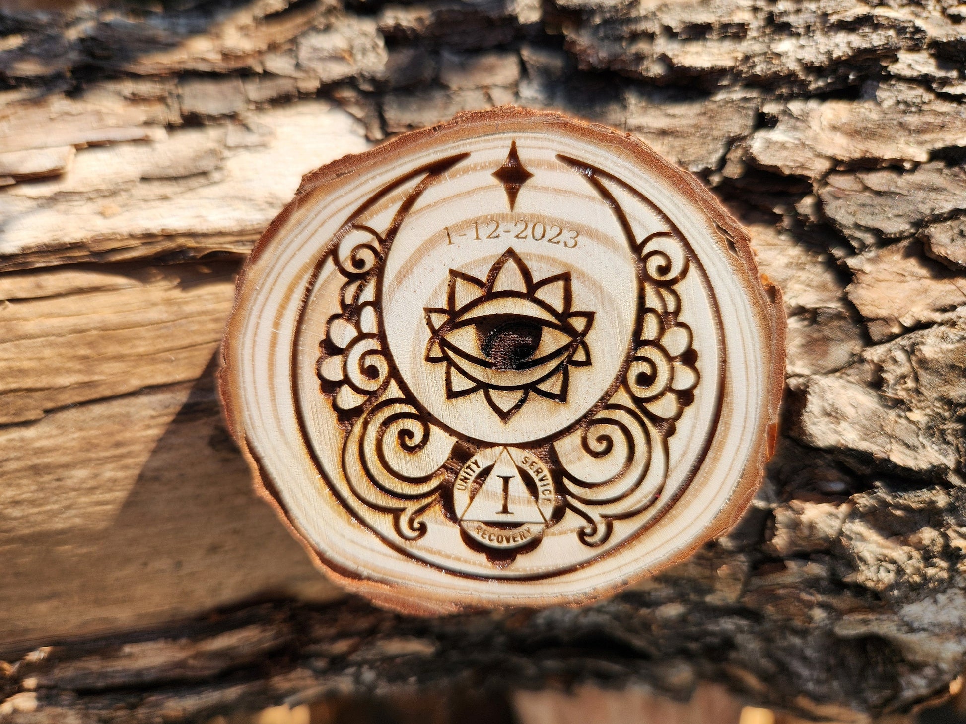Eye on wood medallion natural grain detail