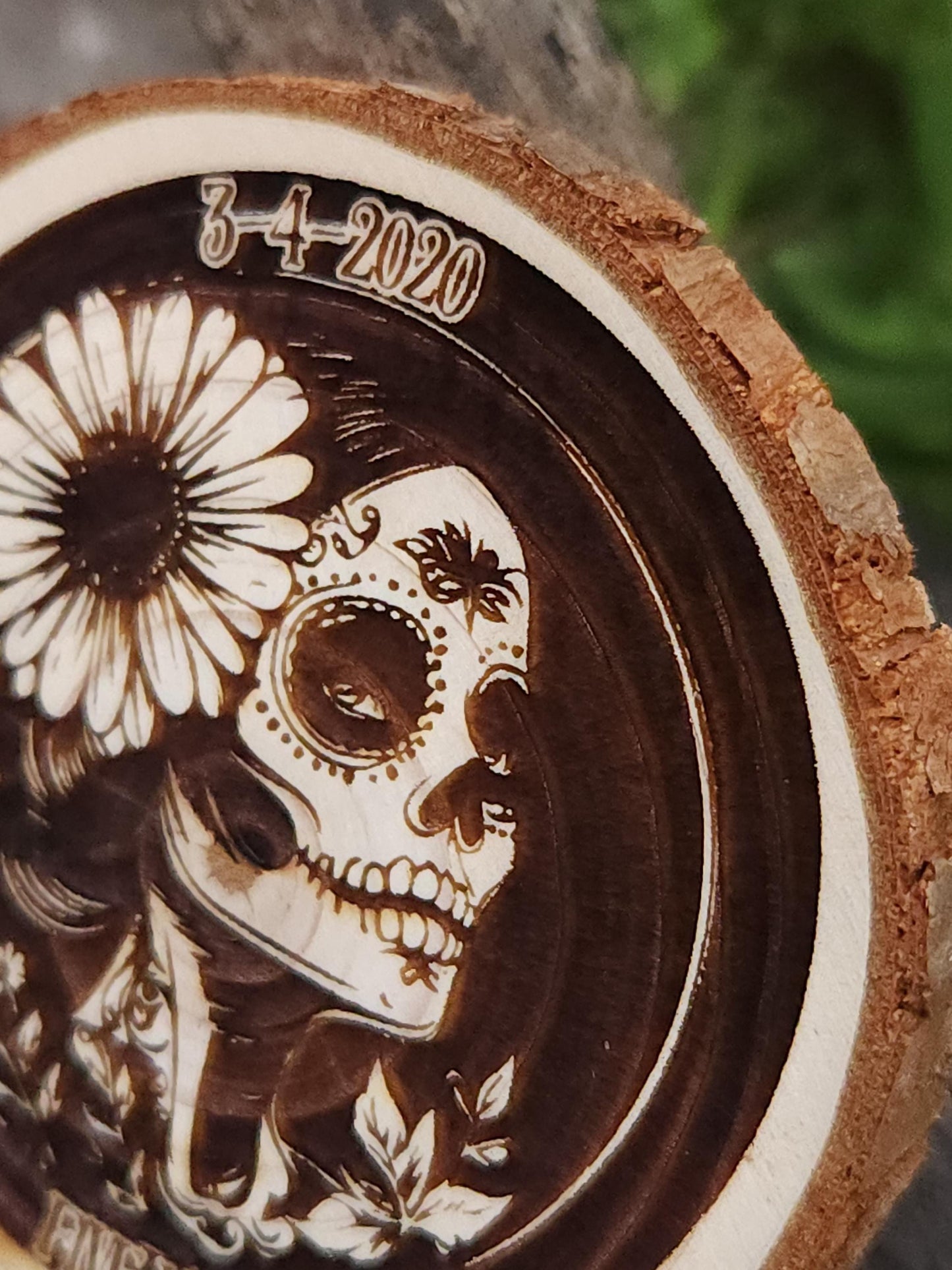 Mujer Misteriosa Spanish personalized AA sobriety medallion front view